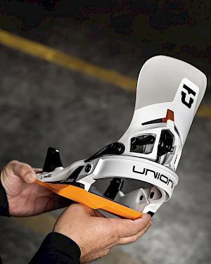 Union Atlas Step On bindings - aluminum heel cup and distinctive Union high back.  SnowboardTV